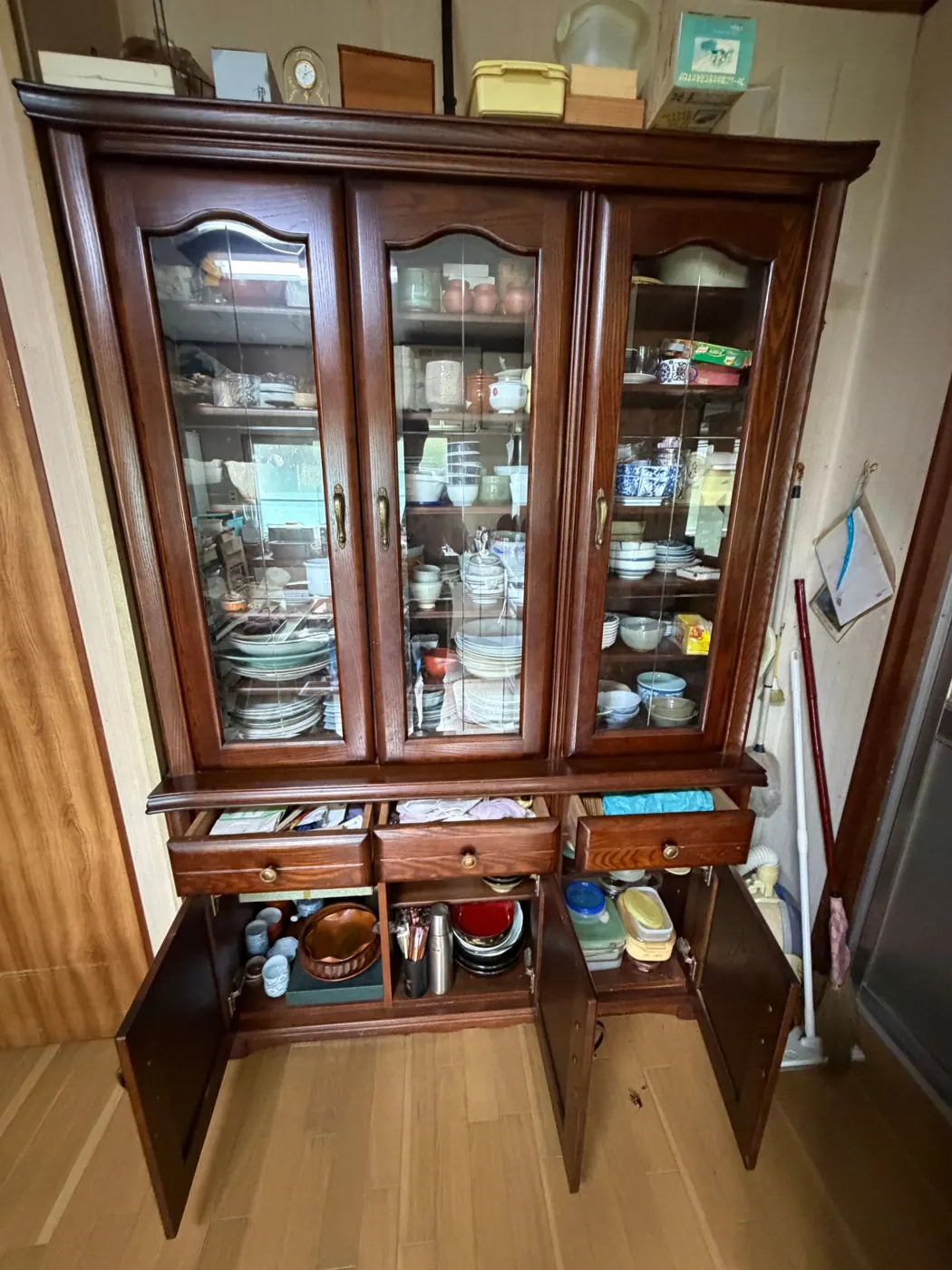 食器が入ったままの食器棚