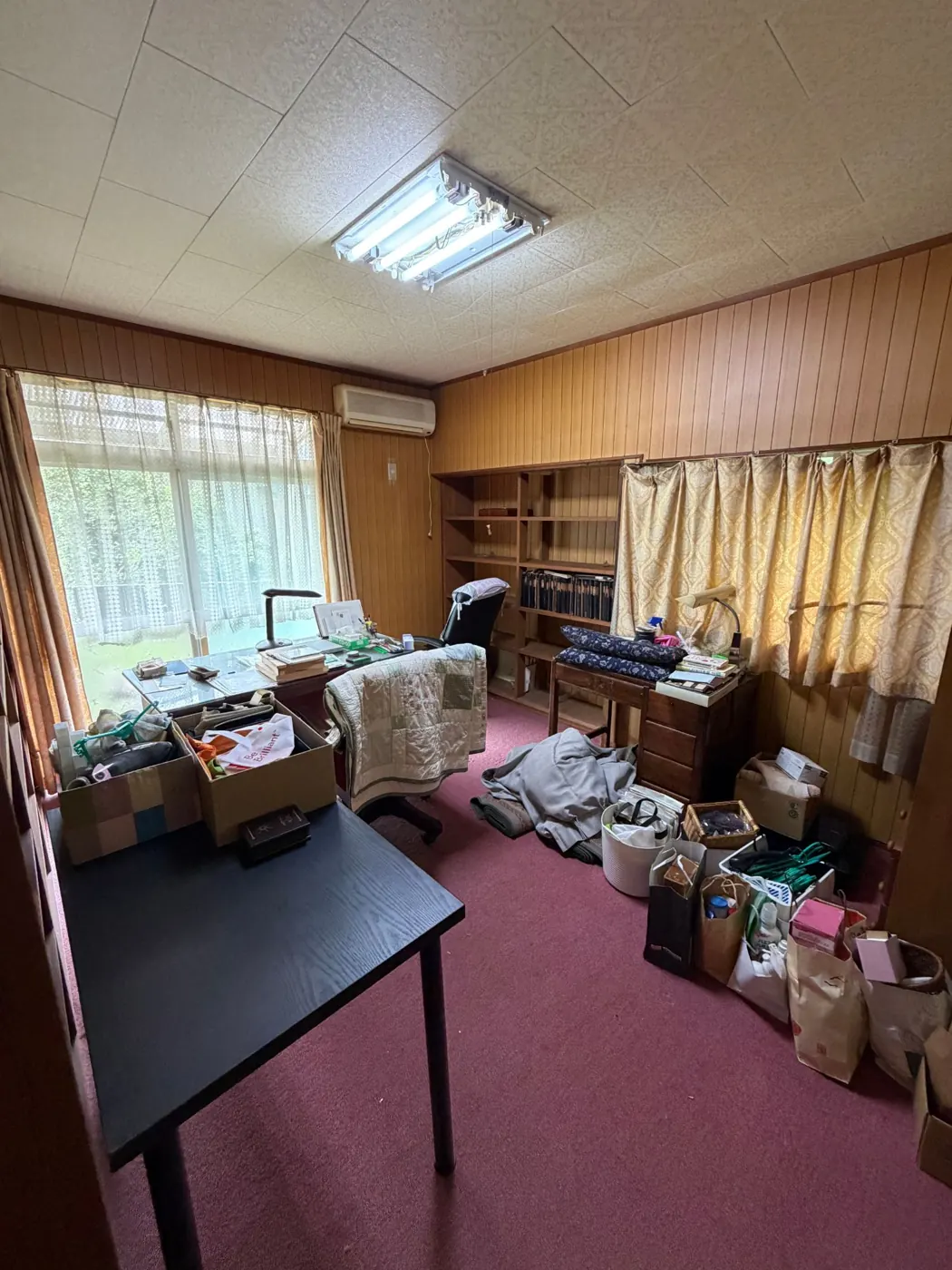 家具や荷物が残ったままの部屋